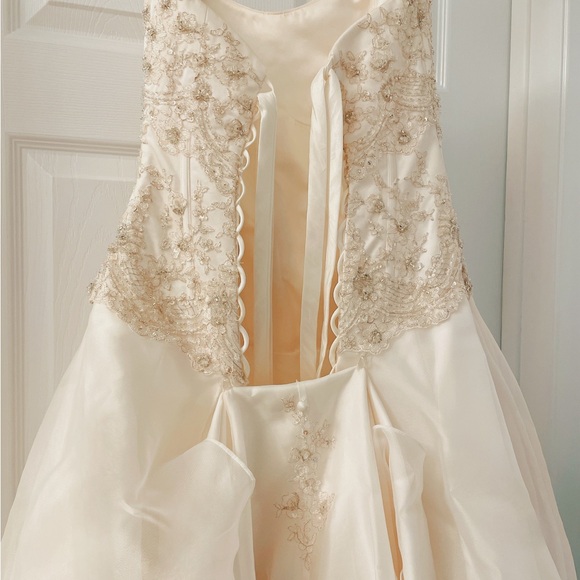 Custom made French lace wedding gown size 4-6 come with matching head piece - Picture 5 of 14